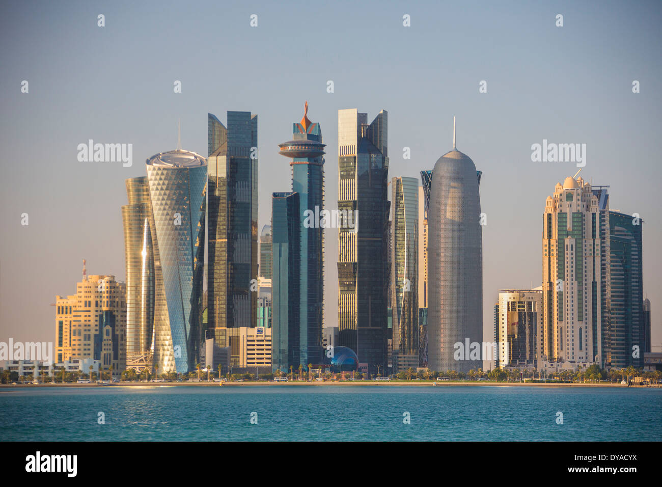 Al Bidda Burj Doha Katar Nahost World Trade Center Architektur Bay City bunte Corniche futuristische Skyline Wolkenkratzers Stockfoto
