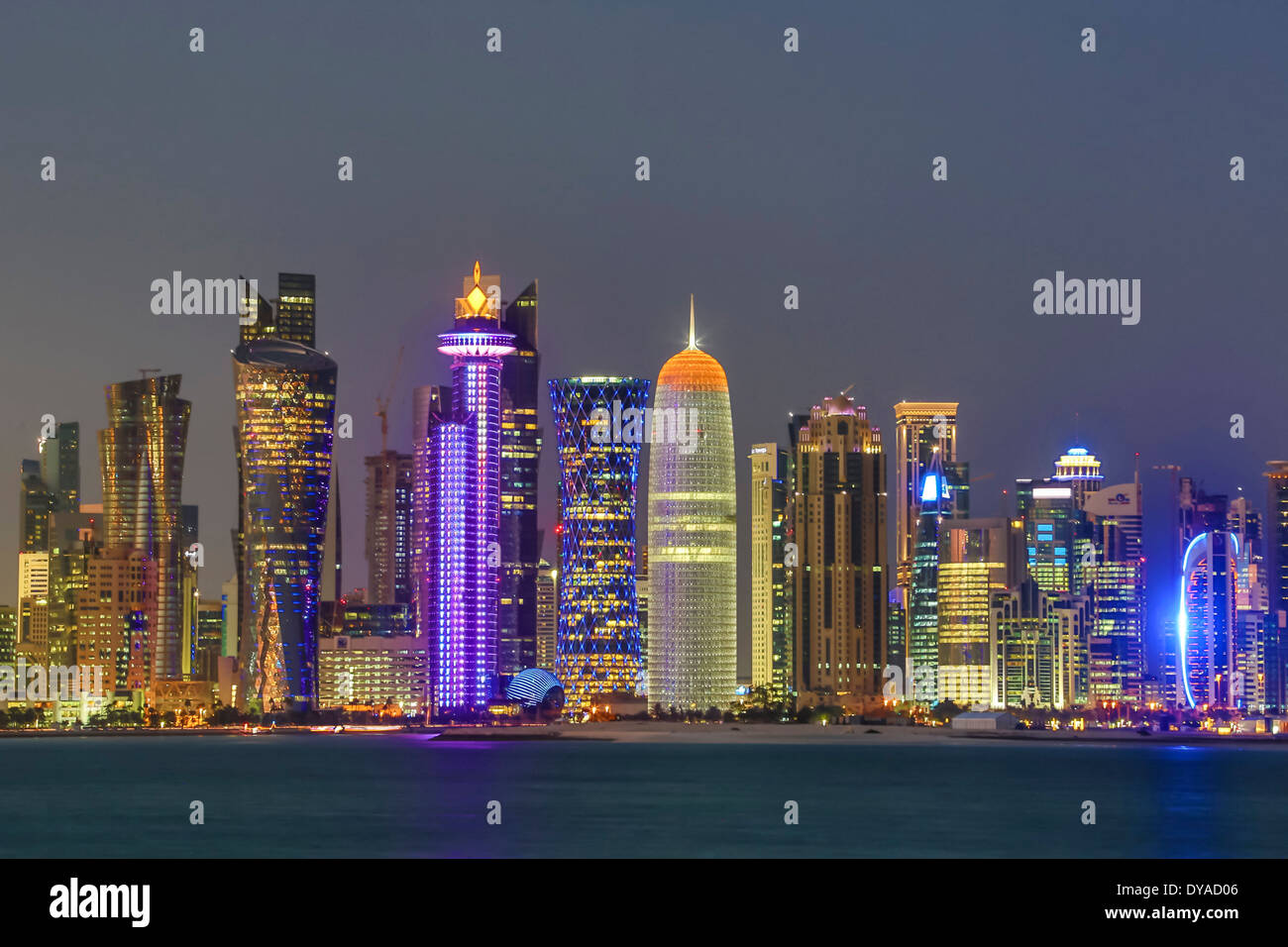 Al Bidda Burj Doha Katar Nahost World Trade Center Architektur Bay City Farbe bunte Corniche futuristische leuchtet sk Stockfoto