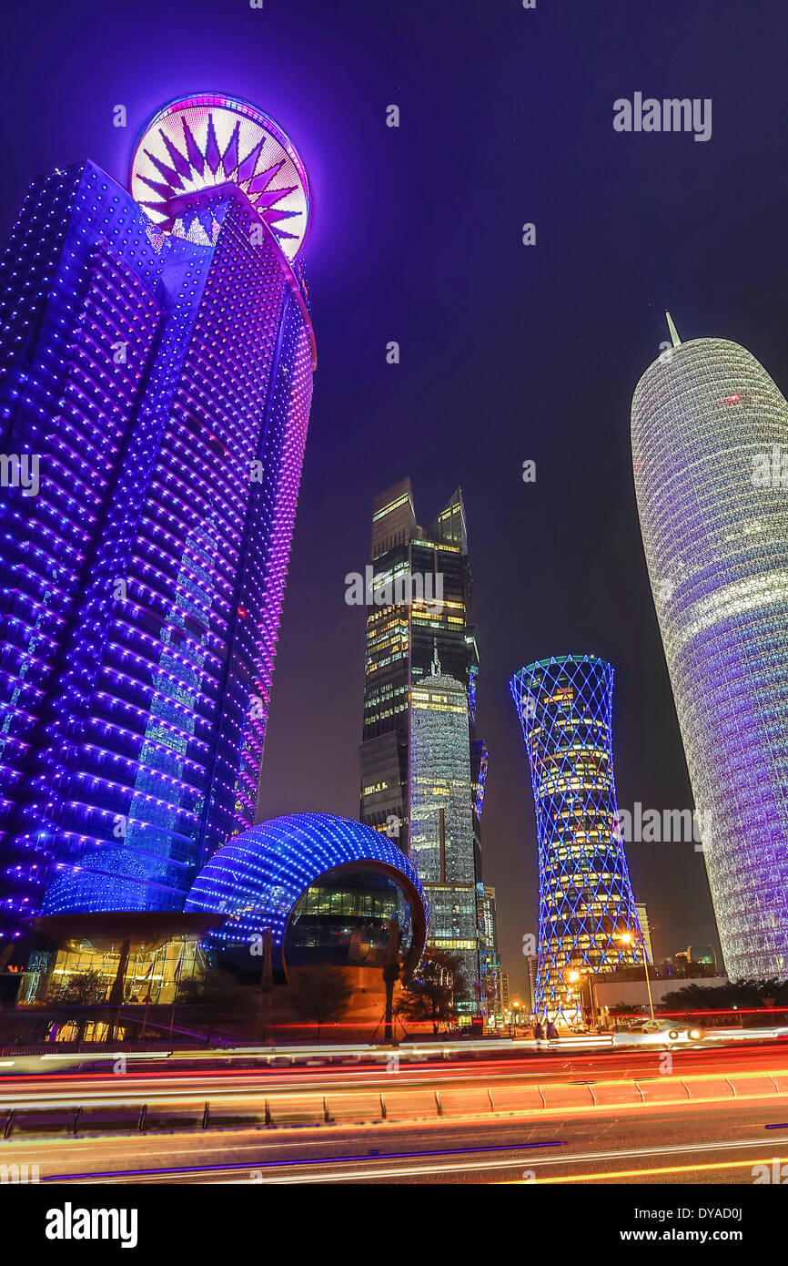 Burj Doha Katar Nahost World Trade Center Architektur Stadt bunte Farben Corniche futuristischen Leuchten Bewegung Nacht, Stockfoto