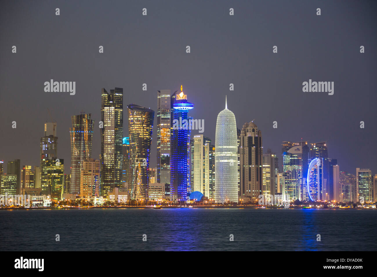 Gebäude Burj Doha Qatar Nahost Architektur Zentrum Stadt bunte Corniche futuristische Skyline Nachtlichter touristische, Stockfoto