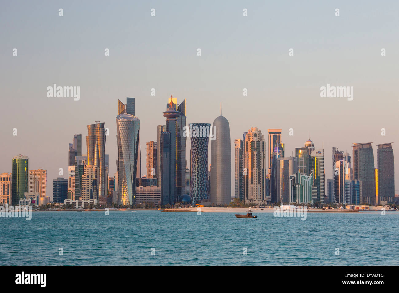 Al Bidda Burj Doha Katar Nahost World Trade Center Architektur Bay City Farbe bunte Corniche futuristische Skyline s Stockfoto