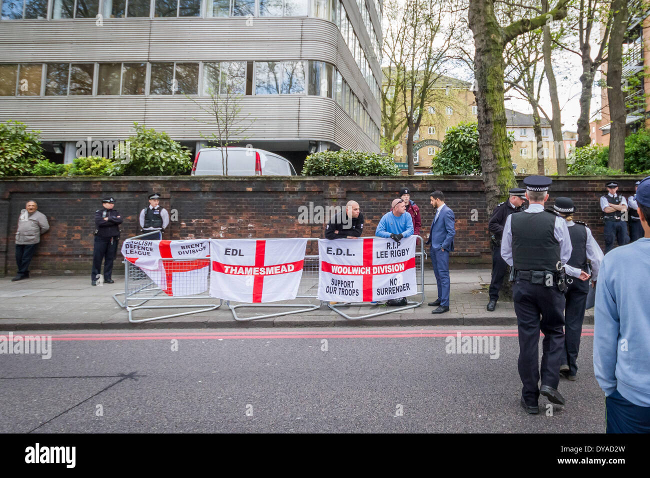 Eine kleine Sammlung von English Defence League (EDL) und Großbritannien Erste rechtsextreme Gruppe Mitglieder sehen die radikalen Islamisten demonstrieren außerhalb der Londoner Moschee (oder Regents Park Moschee). Stockfoto