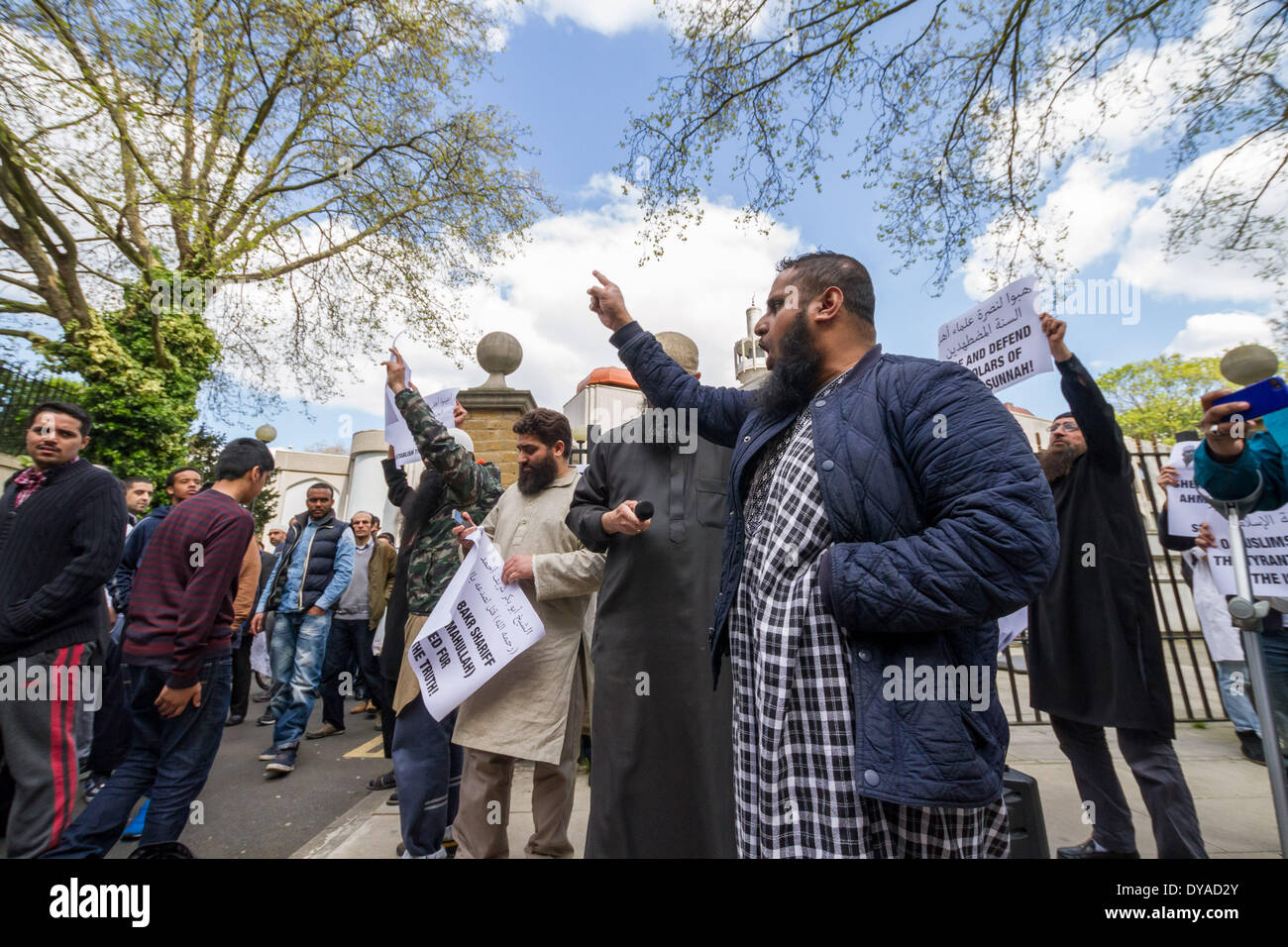 Eine Gruppe von Islamisten demonstrierten vor dem Central London Mosque (oder Regents Park Moschee) zur Sensibilisierung für die angebliche Misshandlung von anderen ähnlichen radikalen extremistische Muslime auf der ganzen Welt. Stockfoto