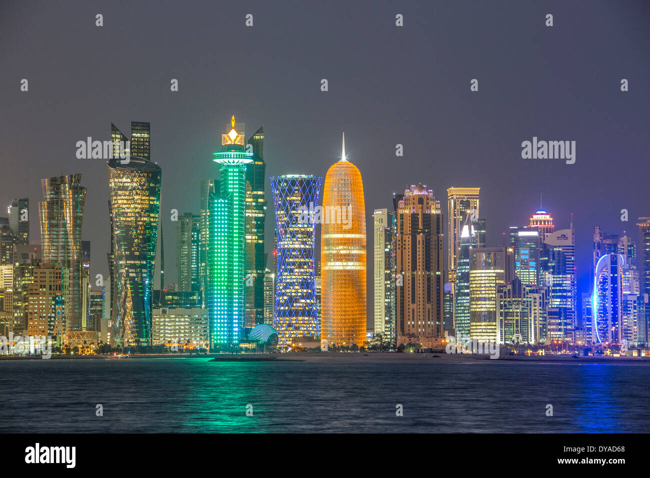 Al Bidda Burj Doha Katar Nahost World Trade Center Architektur Bay City Farbe bunte Corniche futuristische leuchtet sk Stockfoto