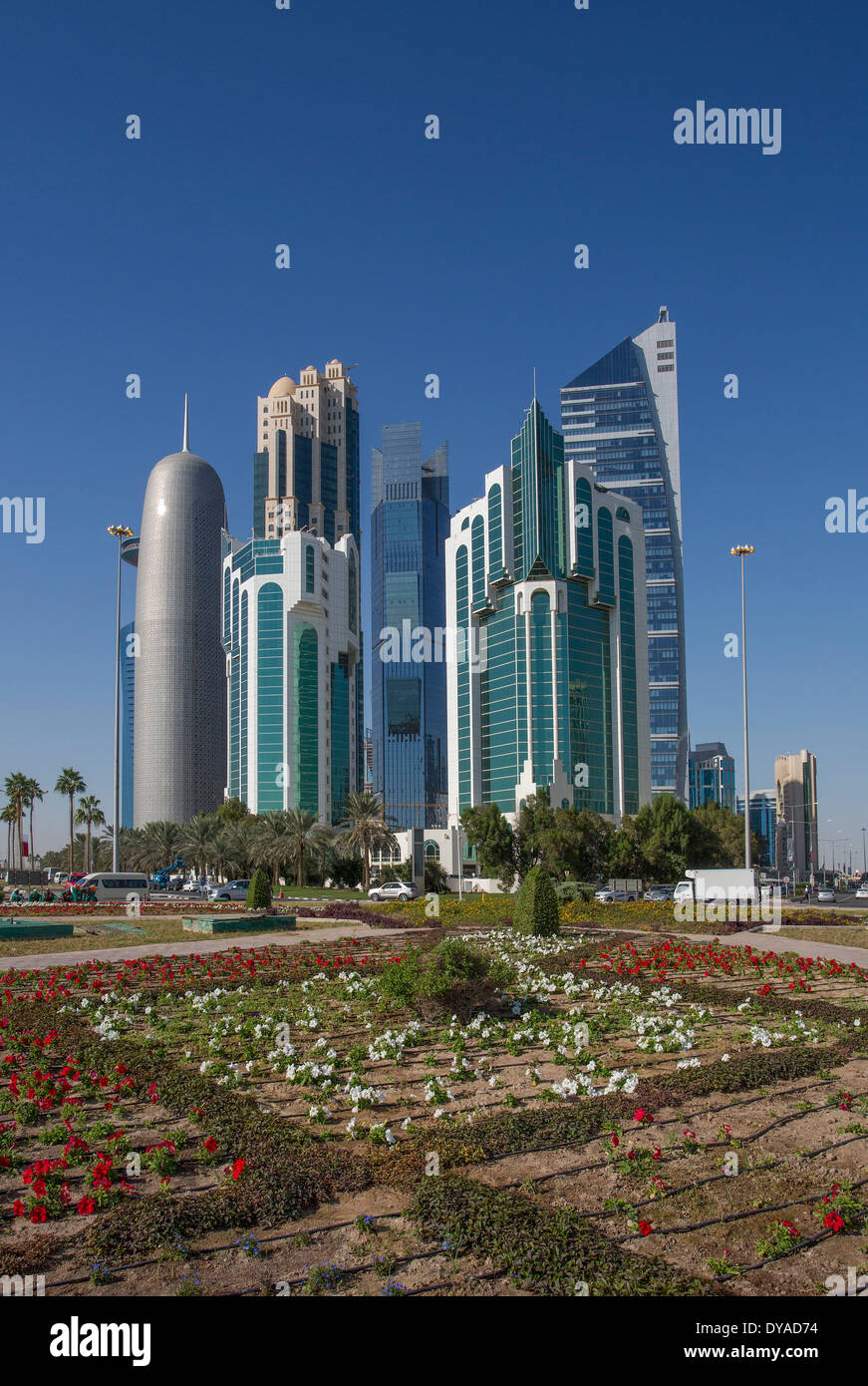 Burj Doha Katar Nahost World Trade Center Architektur Bay City bunte Corniche Blumen futuristische grünen Park rounda Stockfoto