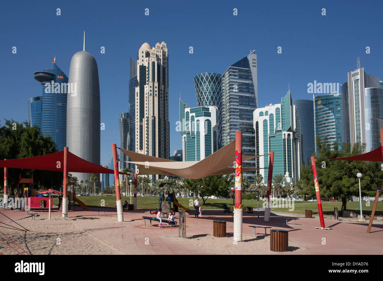 Burj Doha Katar Nahost World Trade Center Architektur Bucht canvas Kinder Stadt bunte Corniche futuristische grüne par Stockfoto