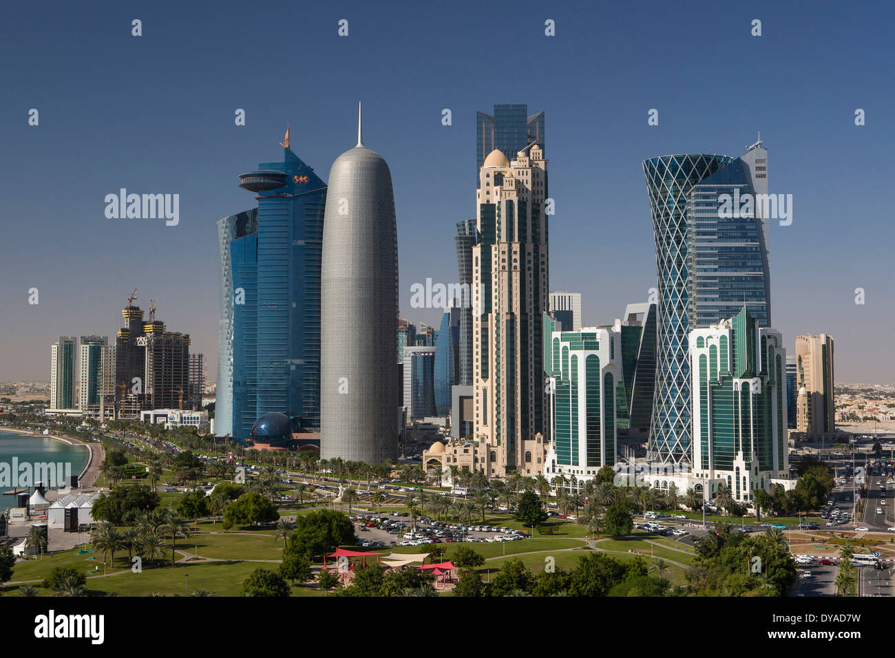 Burj Doha Katar Nahost World Trade Center Architektur Bay City bunte Corniche futuristische grüne Panorama Park prome Stockfoto