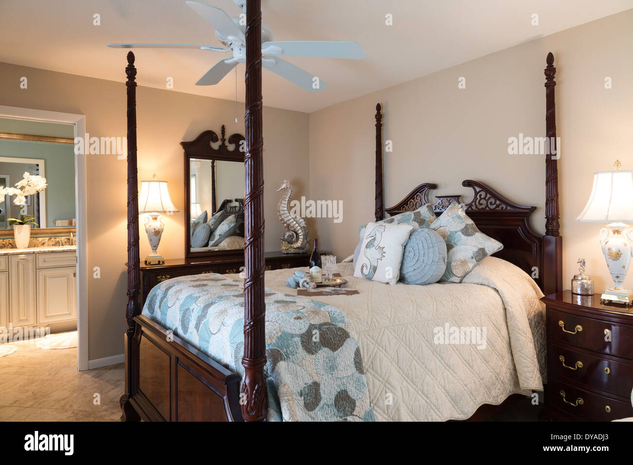 Gemütliches Wohn Haus Schlafzimmer mit Frühstückstablett auf Himmelbett Bett, USA Stockfoto