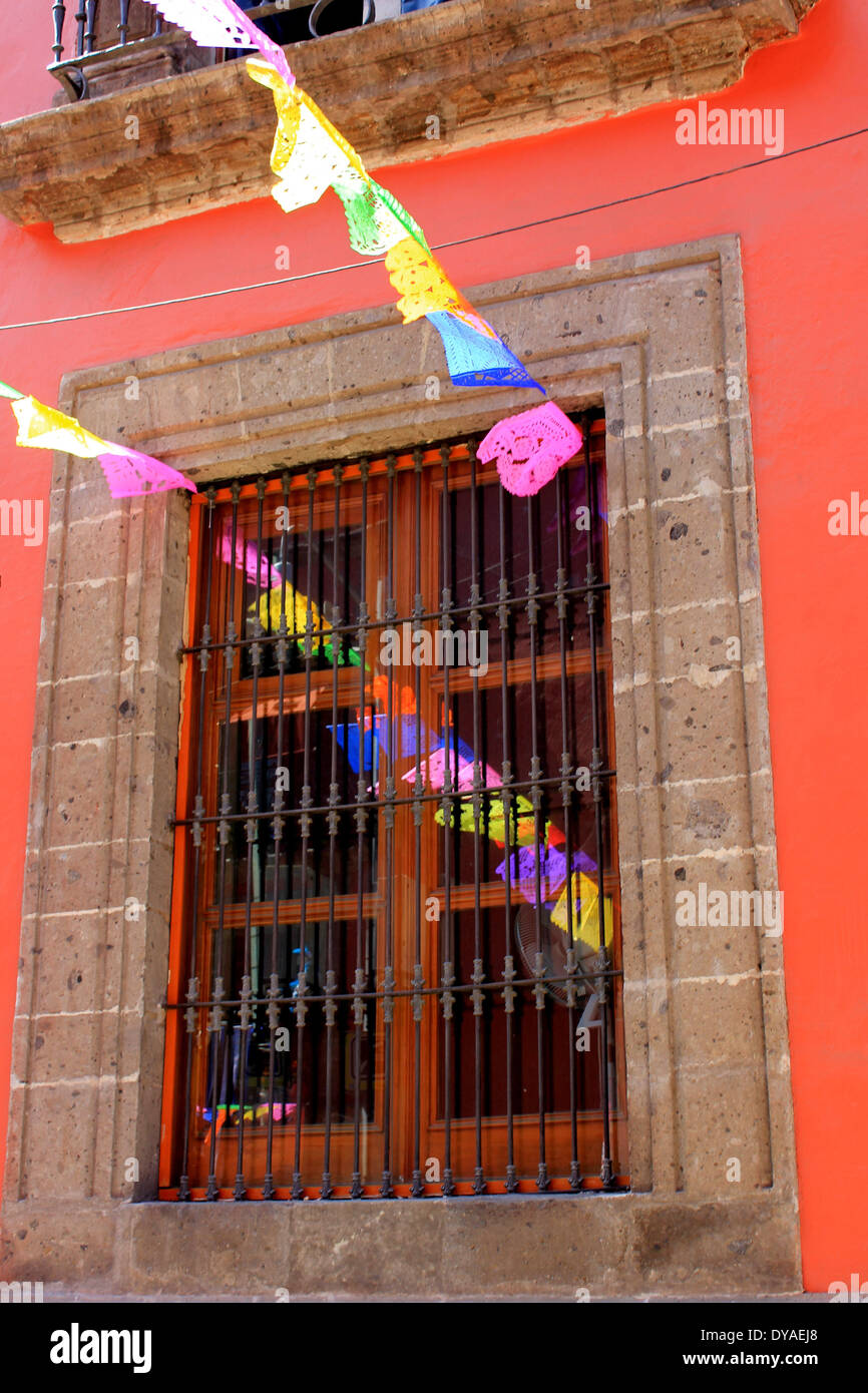 Papierfähnchen und Fenster im historischen Zentrum von Mexiko-Stadt, Mexiko Stockfoto