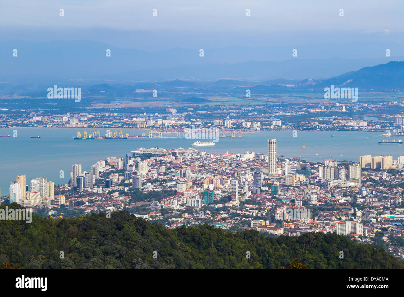 Birdeye Blick auf Georgetown, Hauptstadt der Insel Penang, Malaysia aus Penang Hügel. Stockfoto