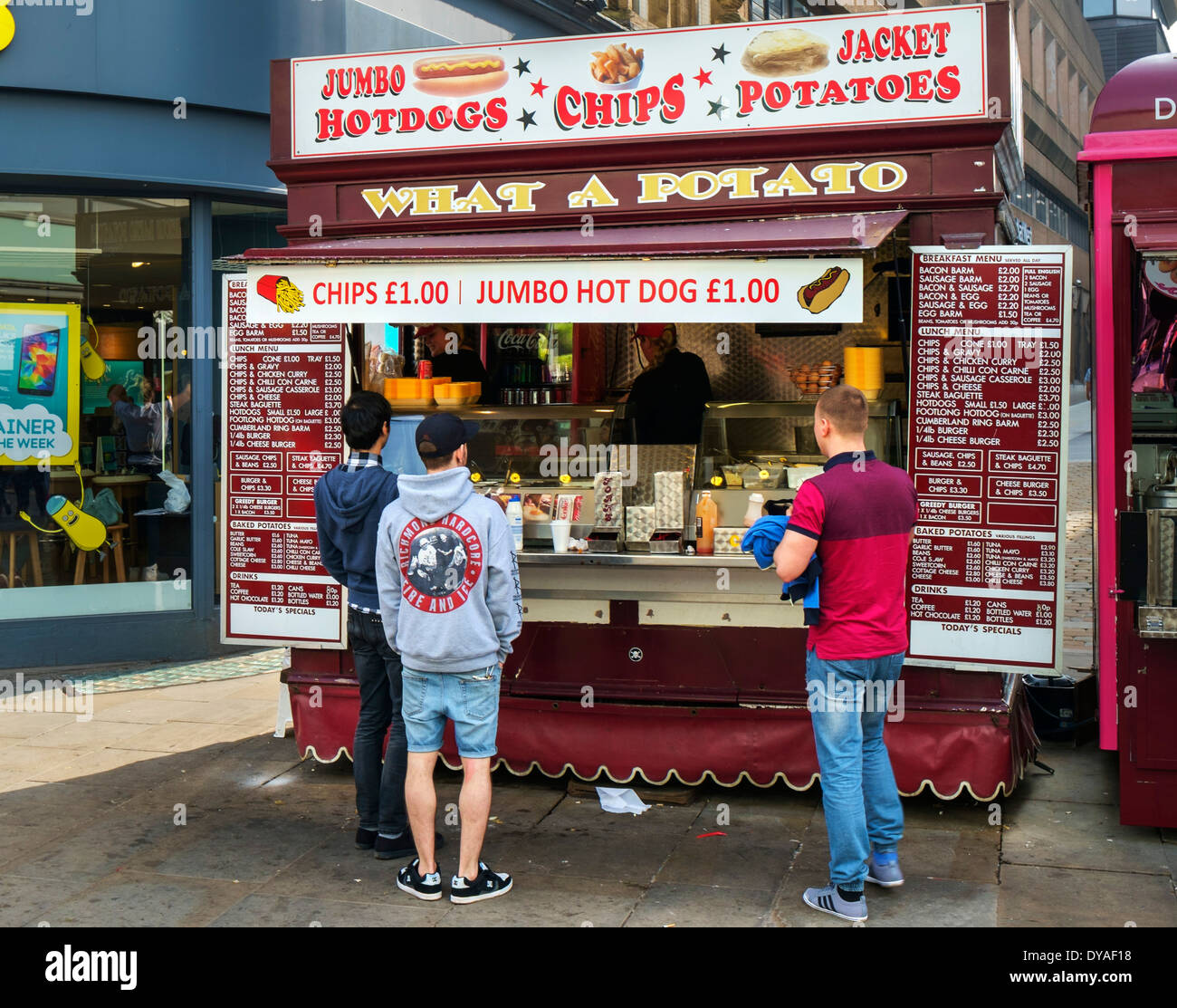 Hot-Dog stand an der Market Street in der City Centre, Manchester, England, UK Stockfoto