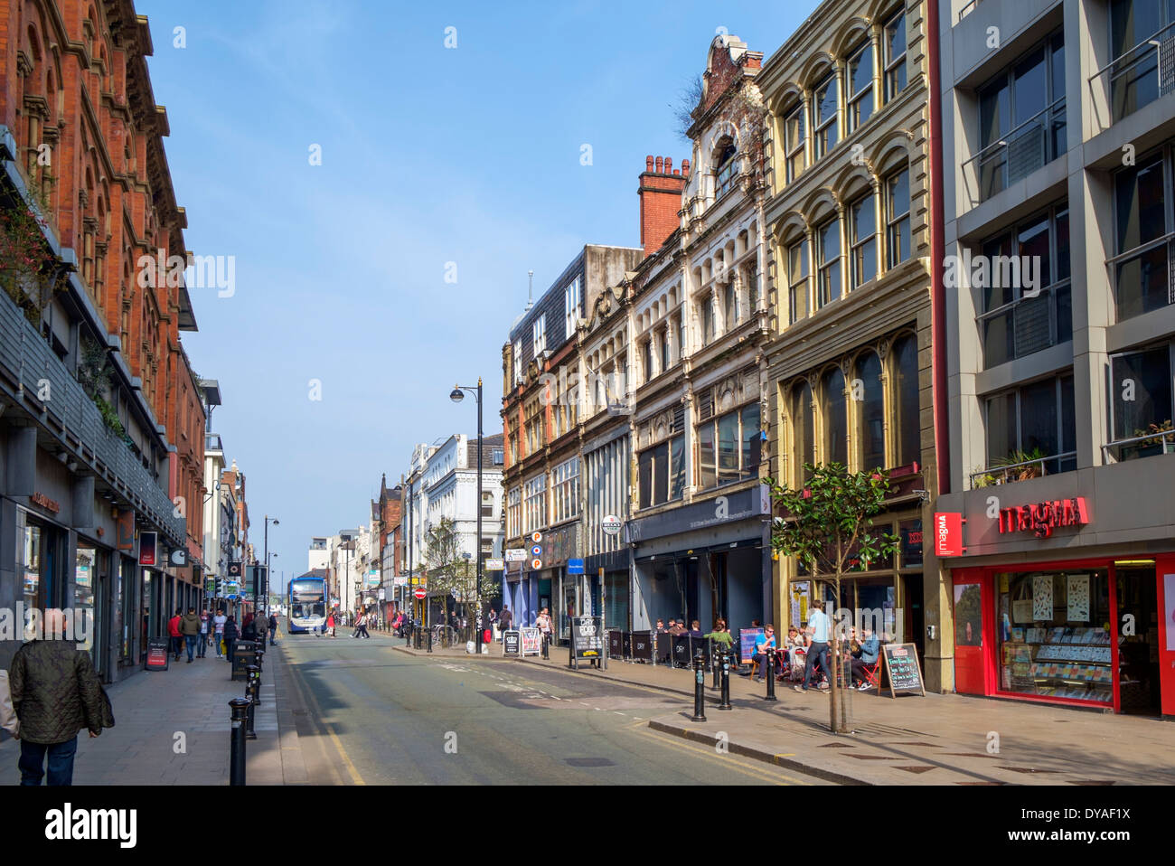 Geschäfte, Bars und Cafés an der Oldham Street in Northern Quarter, Manchester, England, Großbritannien Stockfoto