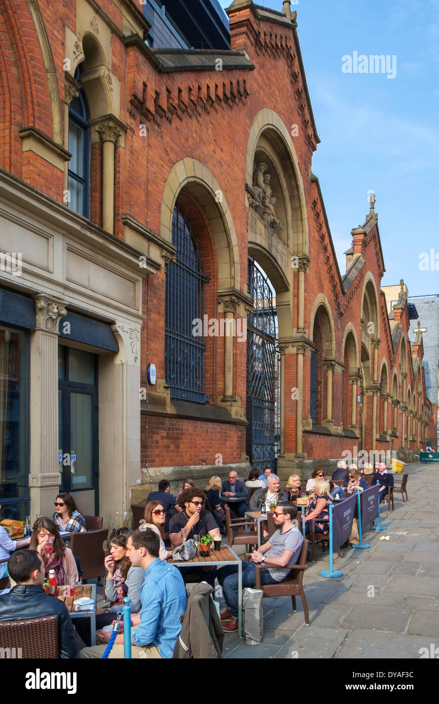 Straßencafé von den alten Fisch Großhandelsmärkten aufbauend auf High Street, Northern Quarter, Manchester, England, UK Stockfoto