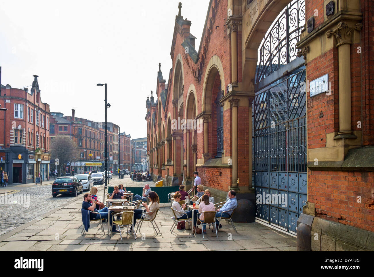 Straßencafé von den alten Fisch Großhandelsmärkten aufbauend auf High Street, Northern Quarter, Manchester, England, UK Stockfoto