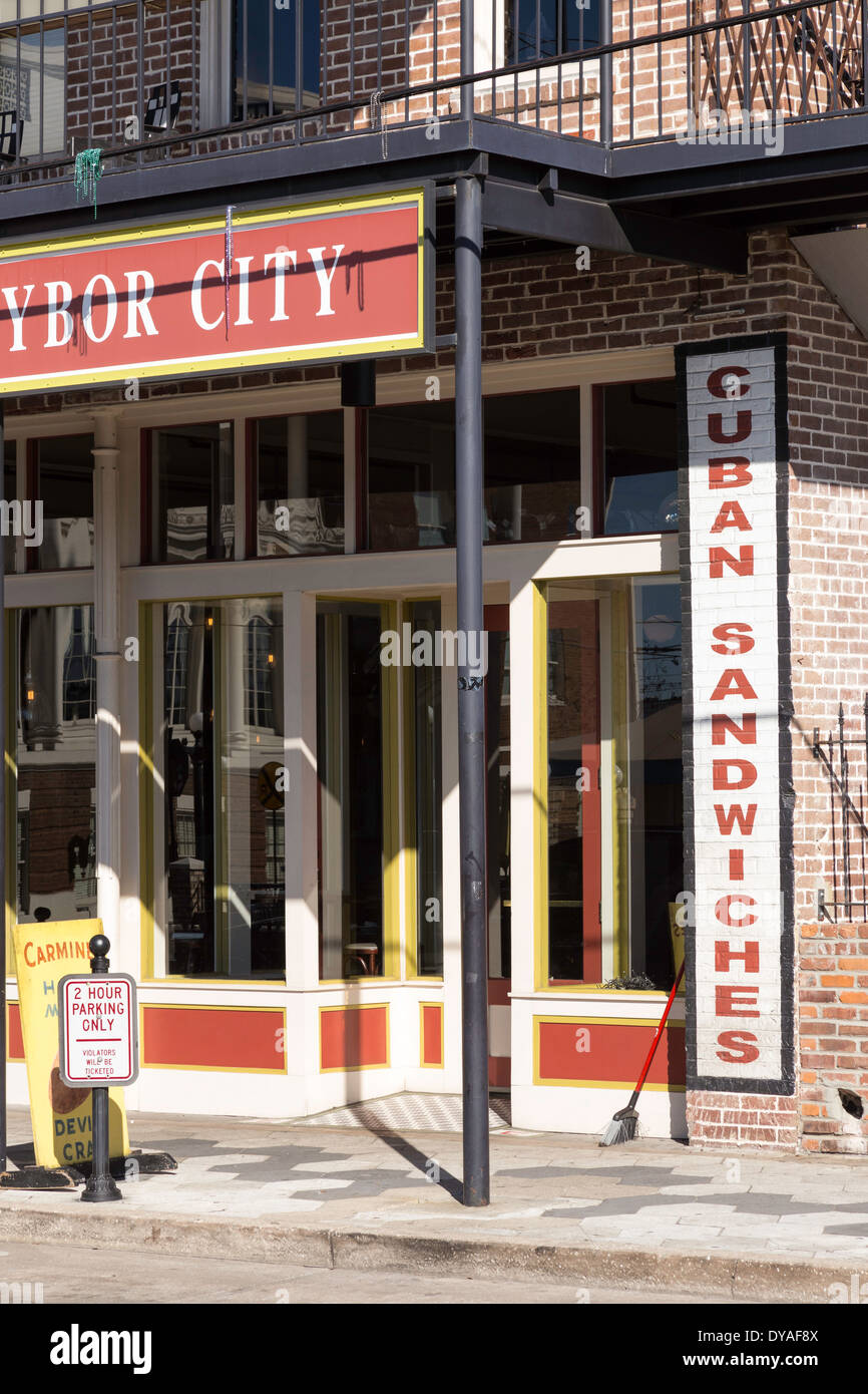 Straßenszene mit Cuban Sandwich Sign, Ybor City, FL Stockfoto