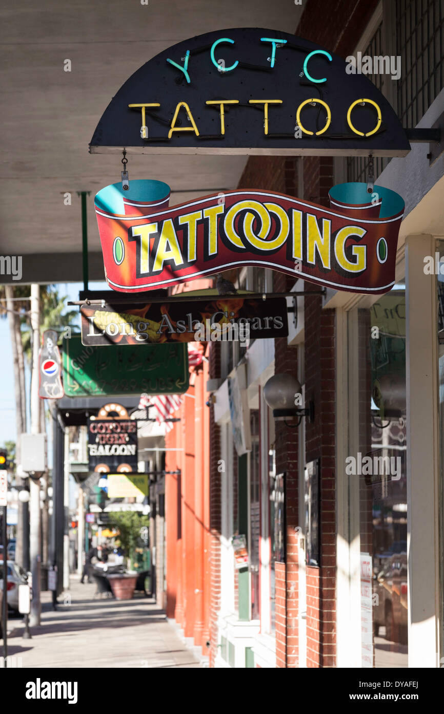 Ybor City Tattoo Firmenschild, Ybor City, FL Stockfoto