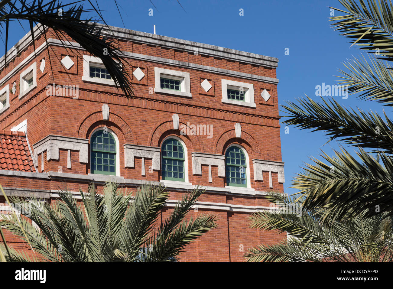 Historischen Backsteingebäude, umgeben von Palmen, Ybor City FL Stockfoto