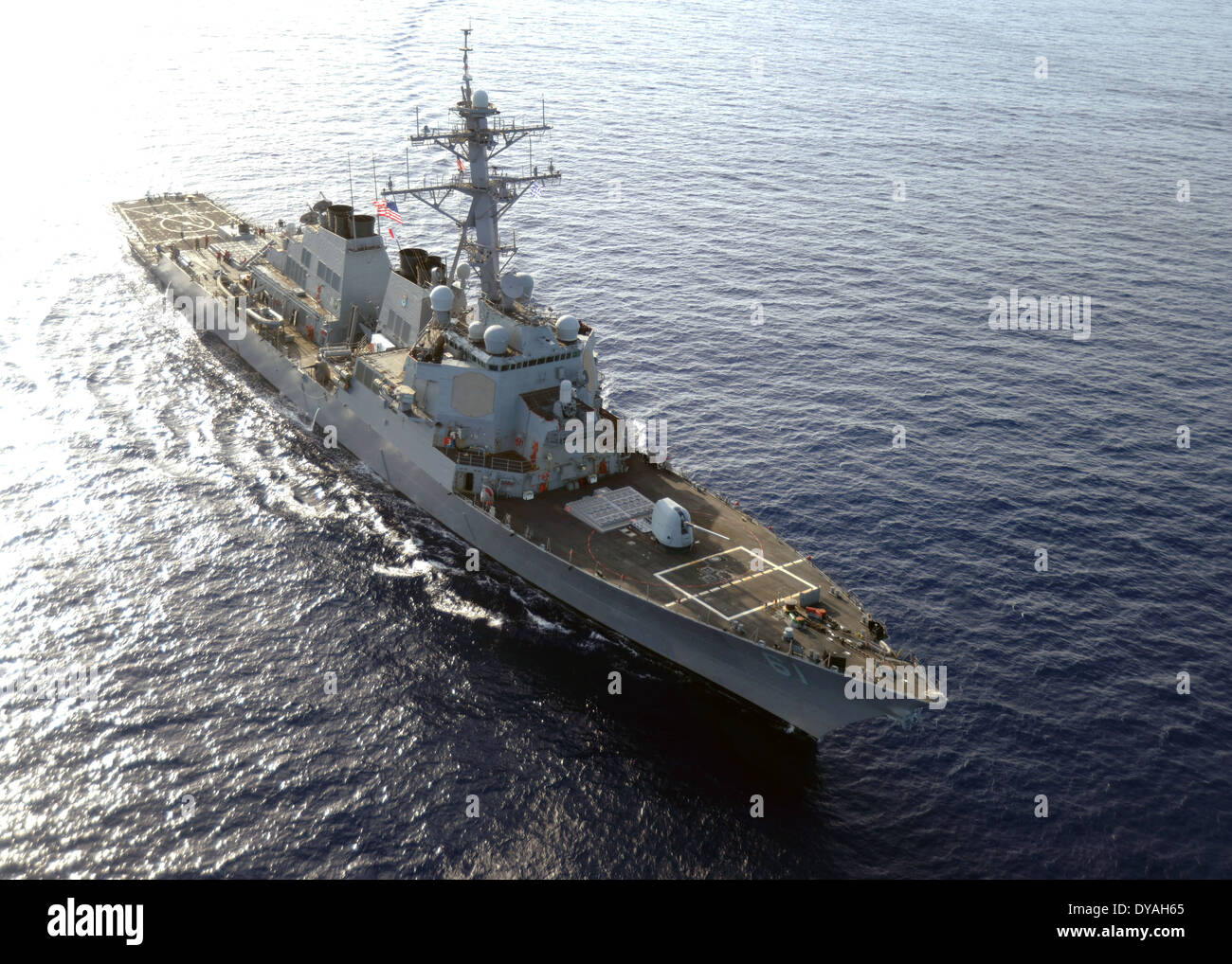 US Navy Lenkwaffenzerstörer USS Ramage dampft durch das Mittelmeer 9. April 2014. Stockfoto