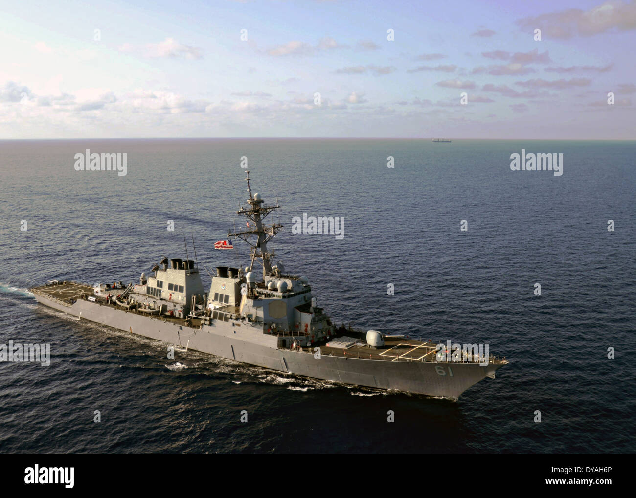 US Navy Lenkwaffenzerstörer USS Ramage dampft durch das Mittelmeer 9. April 2014. Stockfoto