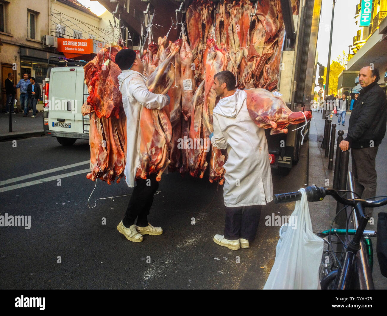 Paris, Frankreich, French Butcher Shop Truck, zwei Männer Arbeiter, die Fleischkadaver von hinten auf der Straße zum Store liefern Stockfoto