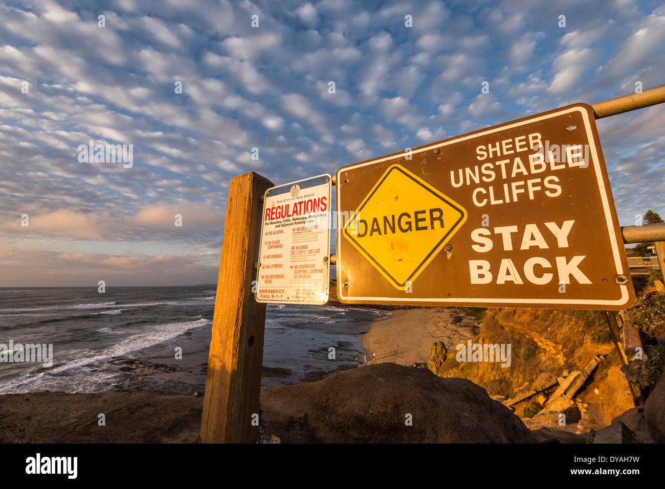 Warnschild am Sunset Cliffs Natural Park. San Diego, California, Vereinigte Staaten von Amerika. Stockfoto