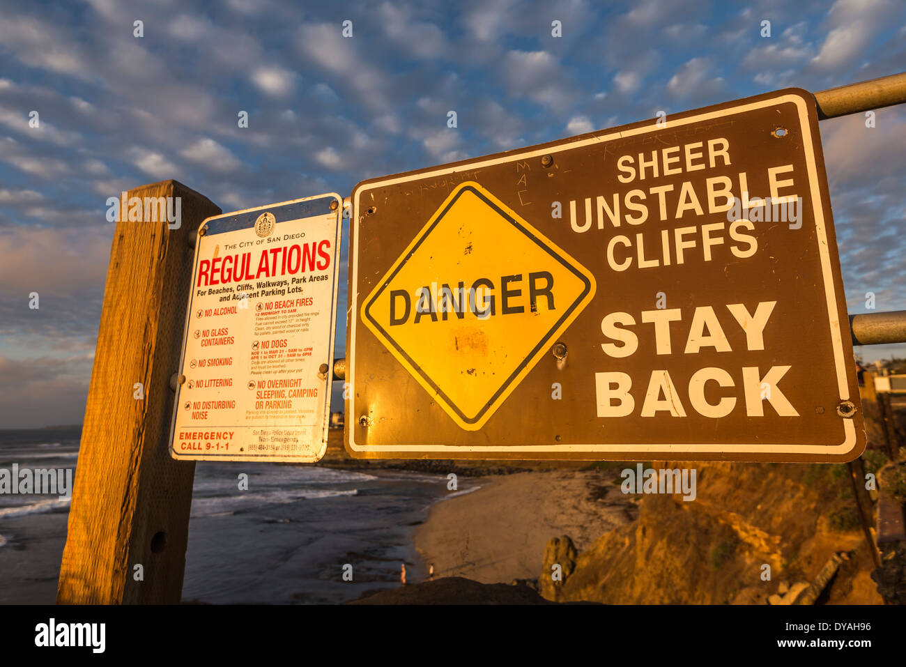 Warnschild am Sunset Cliffs Natural Park. San Diego, California, Vereinigte Staaten von Amerika. Stockfoto