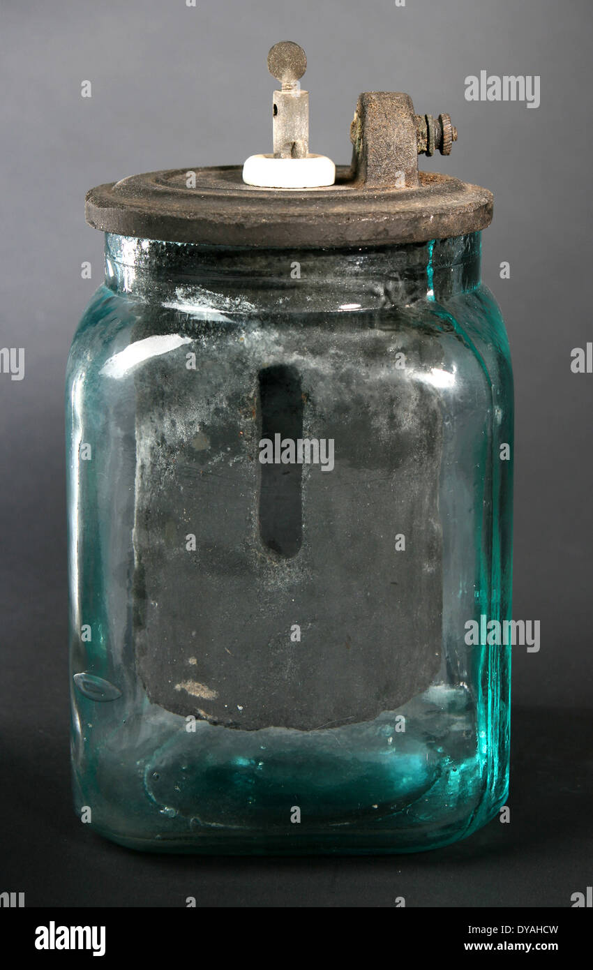 Akku-Glas. Quadratische mundgeblasenem Antikglas Batterie Glas mit  Carbon-Einlage und Anschlüsse. Circa1890s Stockfotografie - Alamy