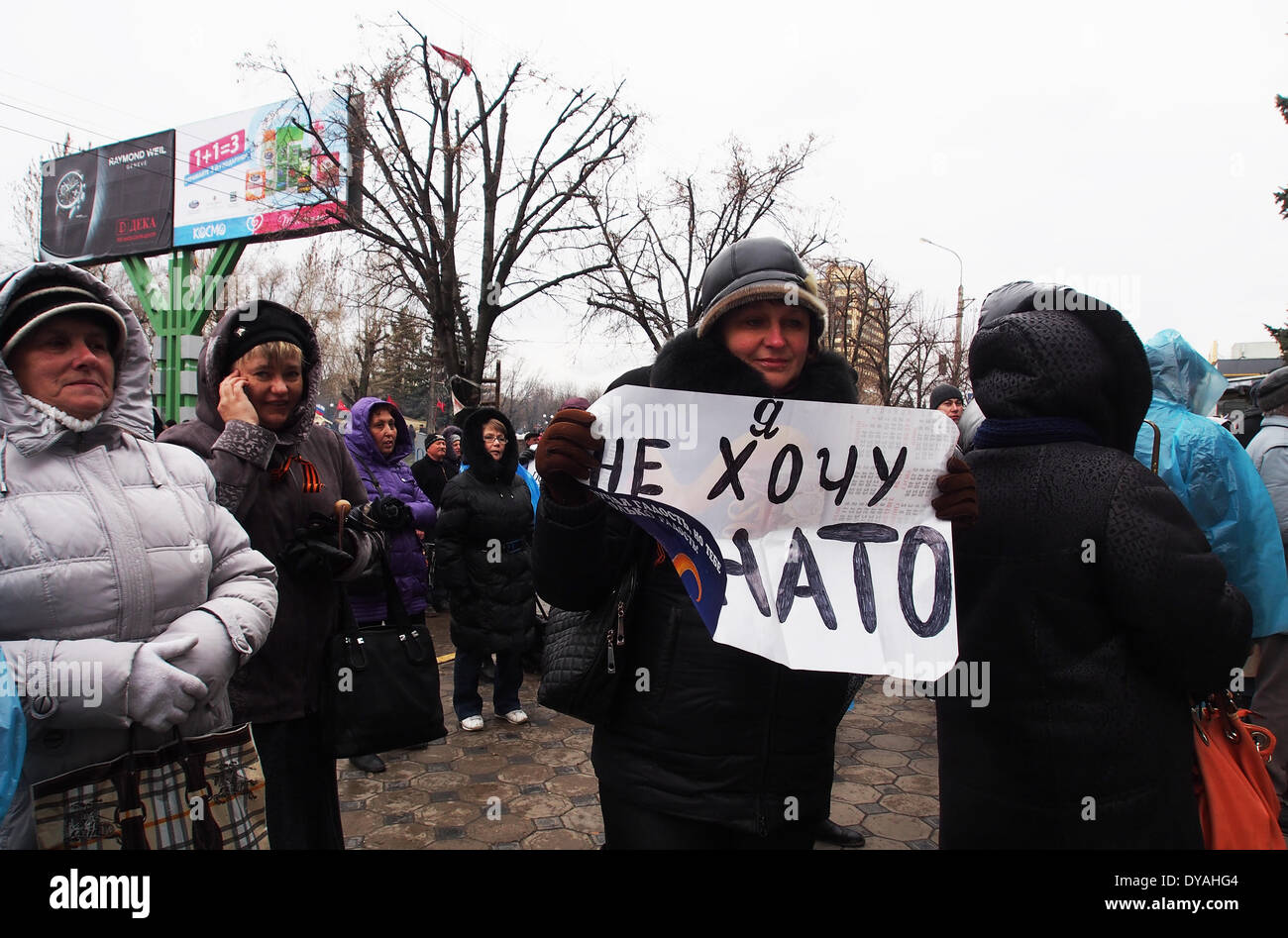 Lugansk, Ukraine. 11. April 2014. eine Frau hält die Hände von selbstgemachten Plakat mit dem Text "Ich will nicht der NATO" in der Nähe des ukrainischen Regionalbüros des Sicherheitsdienstes in Luhansk Credit: Igor Golovnov/Alamy Live News Stockfoto