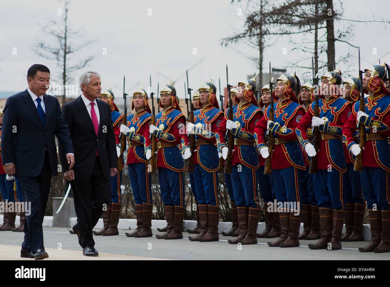 US-Verteidigungsminister Chuck Hagel Bewertungen die Ehrengarde mit mongolischen Minister der Verteidigung Dashdemberal Bat-Erdene im Rahmen eines Festaktes der Ankunft an das Ministry of Defense 10. April 2014 in Ulaanbaatar, Mongolei. Stockfoto