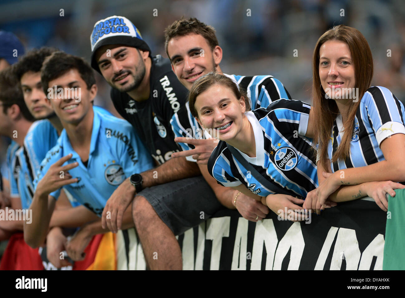 Porto Alegre, Brasilien. 10. April 2014. PORTO ALEGRE, Brasilien -10 April. Gremio Unterstützer in der Partie zwischen Gremio und Naciona de Montevideol, für die Gruppe 6 der Copa Libertadores de America, spielte an der Arena Do Gremio Stadion am 10. April 2014 Foto: Edu Andrade/Urbanandsport/Nurphoto © Edu Andrade/NurPhoto/ZUMAPRESS.com/Alamy Live-Nachrichten Stockfoto