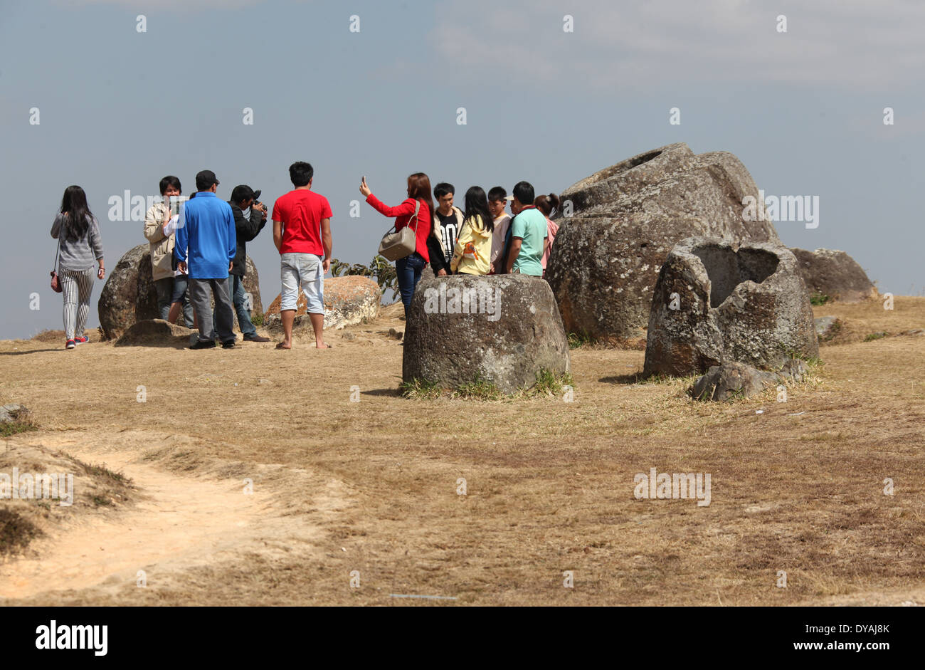 Junge Touristen an Plain of Jars Standort 1 in Laos Stockfoto