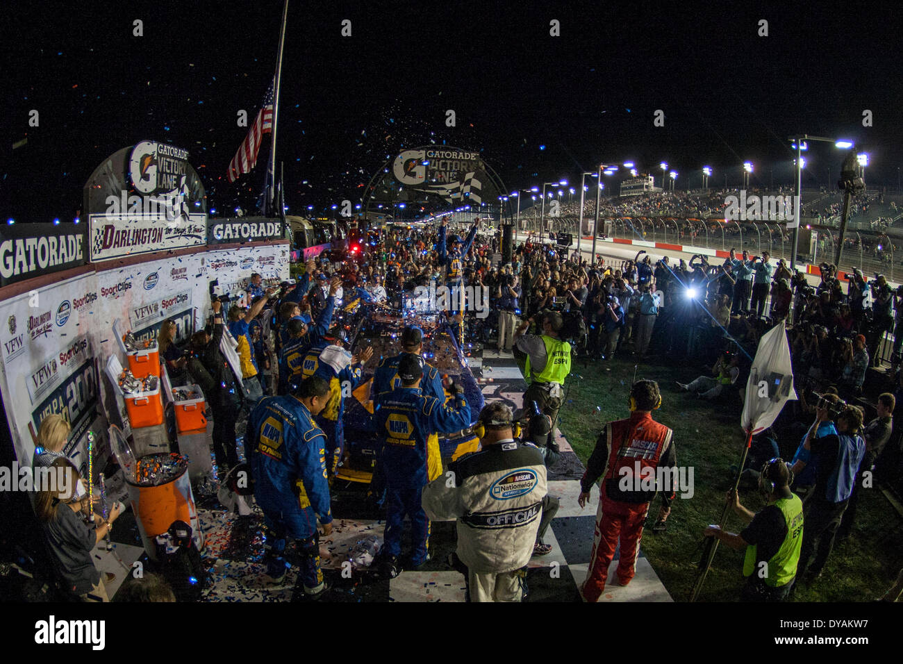 Darlington, SC, USA. 11. April 2014. Darlington, SC - 11. April 2014: Chase Elliott (9) gewinnt der VFW Sport Clips helfen A Held-200 auf dem Darlington Raceway in Darlington, SC. © Csm/Alamy Live-Nachrichten Stockfoto