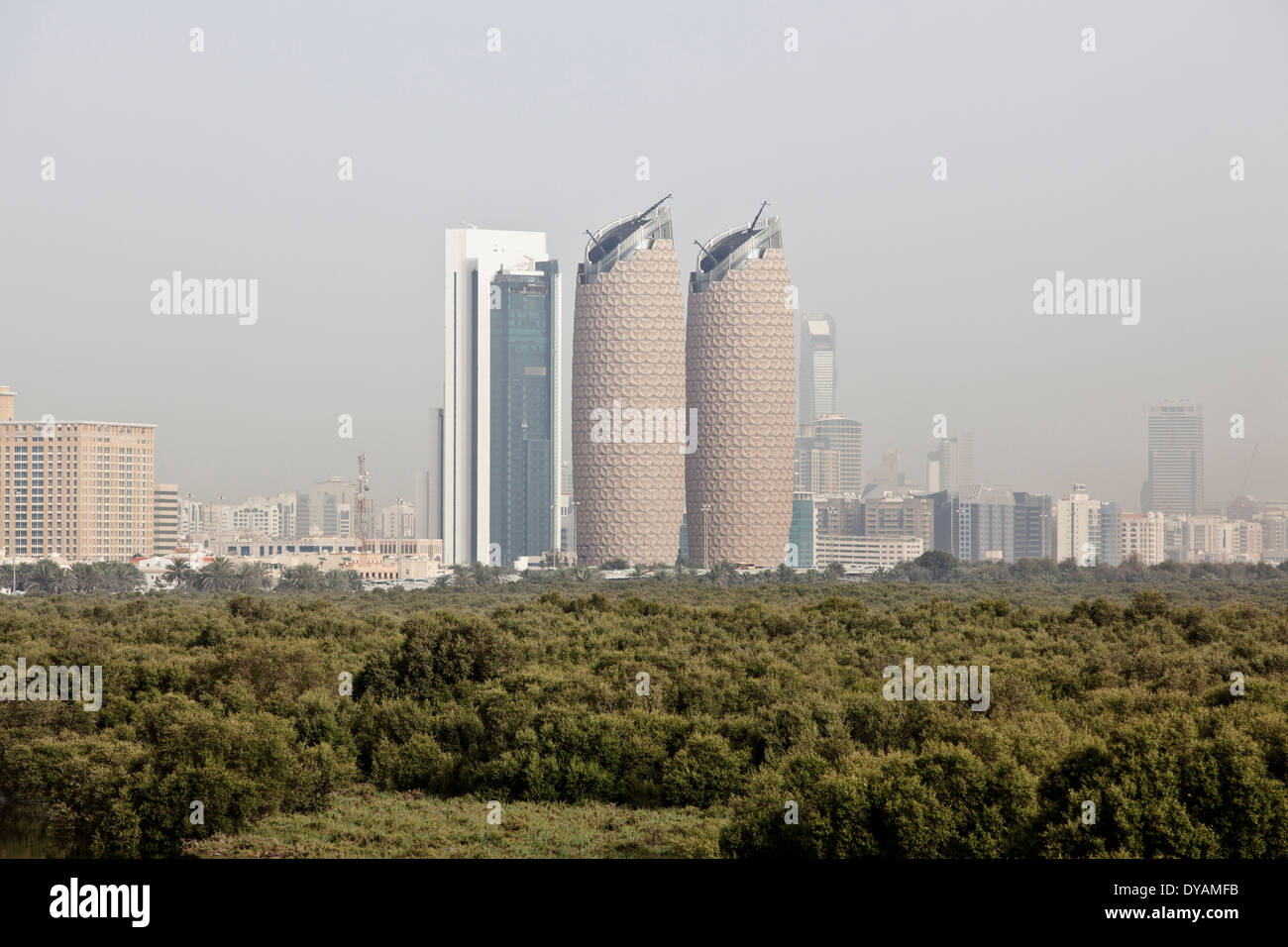 Al Bahar Tower und der Stadt Abu Dhabi stehen über die Mangroven, gesehen von der Al Salam Street in Abu Dhabi. Stockfoto
