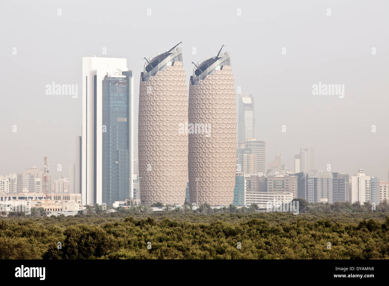 Al Bahar Tower und der Stadt Abu Dhabi stehen über die Mangroven, gesehen von der Al Salam Street in Abu Dhabi. Stockfoto