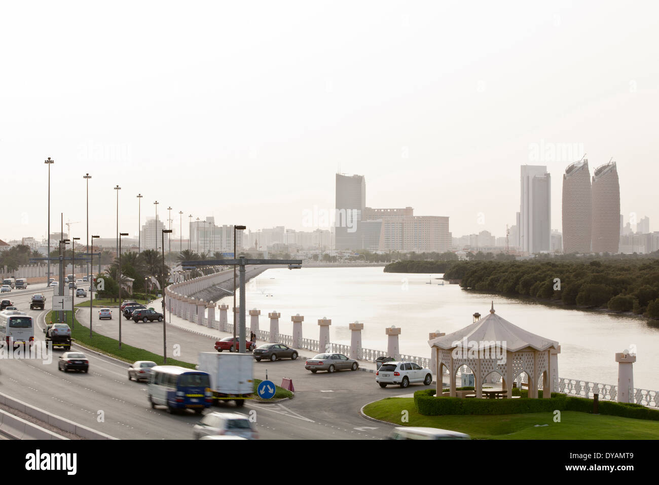 Verkehr auf der Al Salam Street, neben den Mangroven mit Al Bahar Towers und der Stadt Abu Dhabi im Hintergrund. Stockfoto