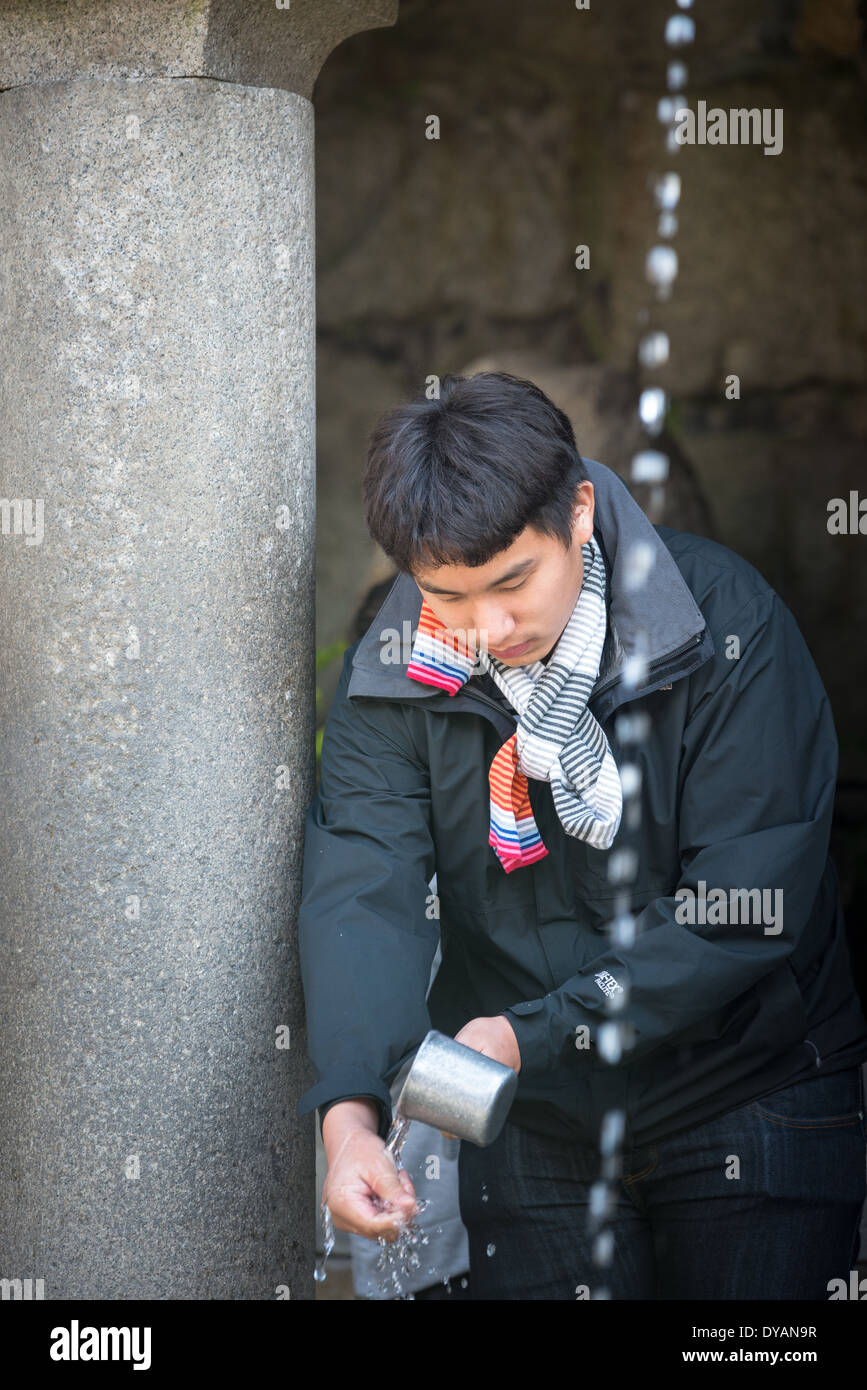 Besucher Kiyomizu-Tempel reinigen, Hände und Mund-zu-Wünsche erfüllt bei Otawa Frühling haben Stockfoto