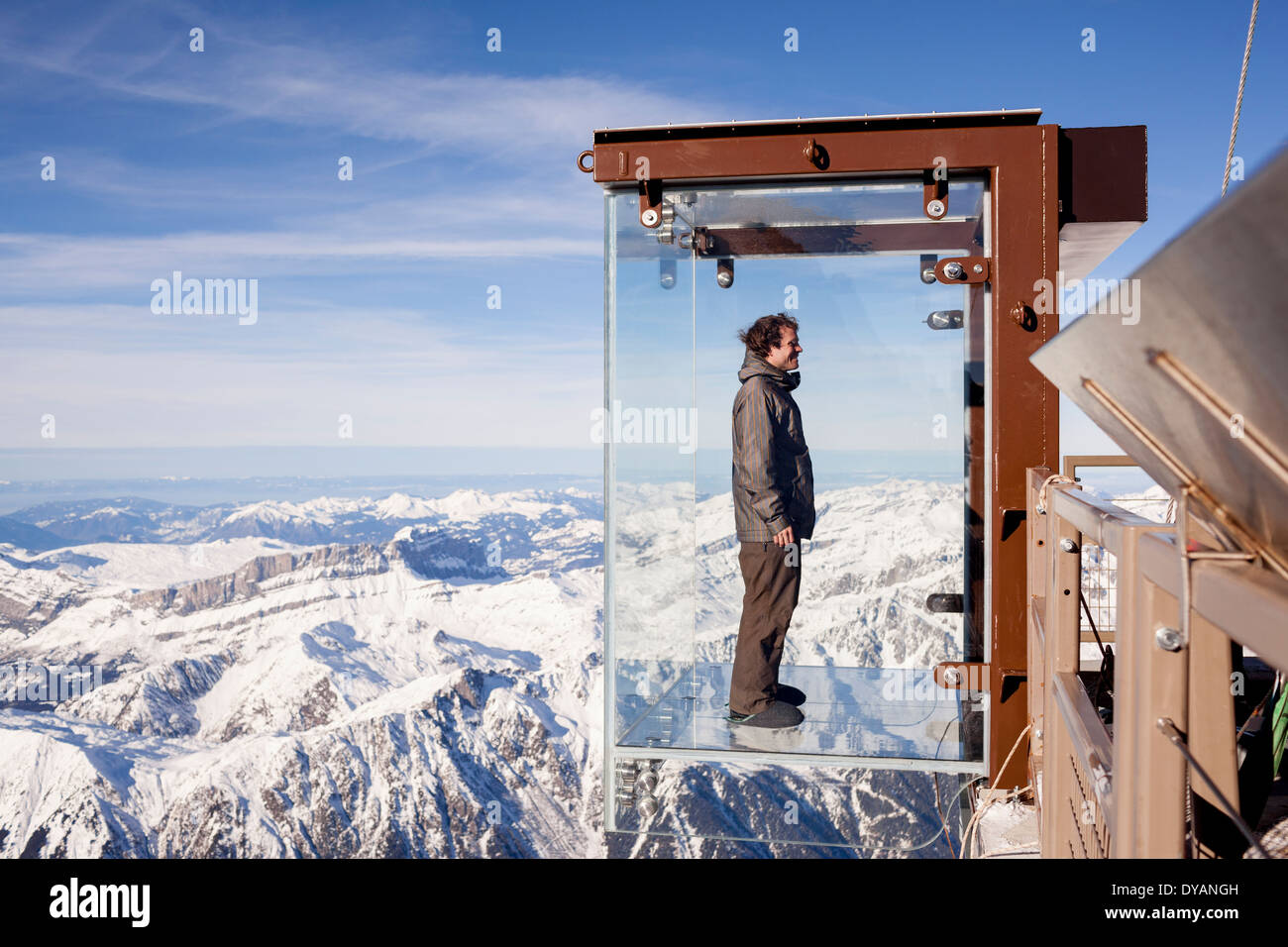 Ein Tourist steht im Feld "Schritt ins Leere" Glas auf die Aiguille Du Midi (3842m) Berggipfel über Chamonix Mont-Blanc Stockfoto