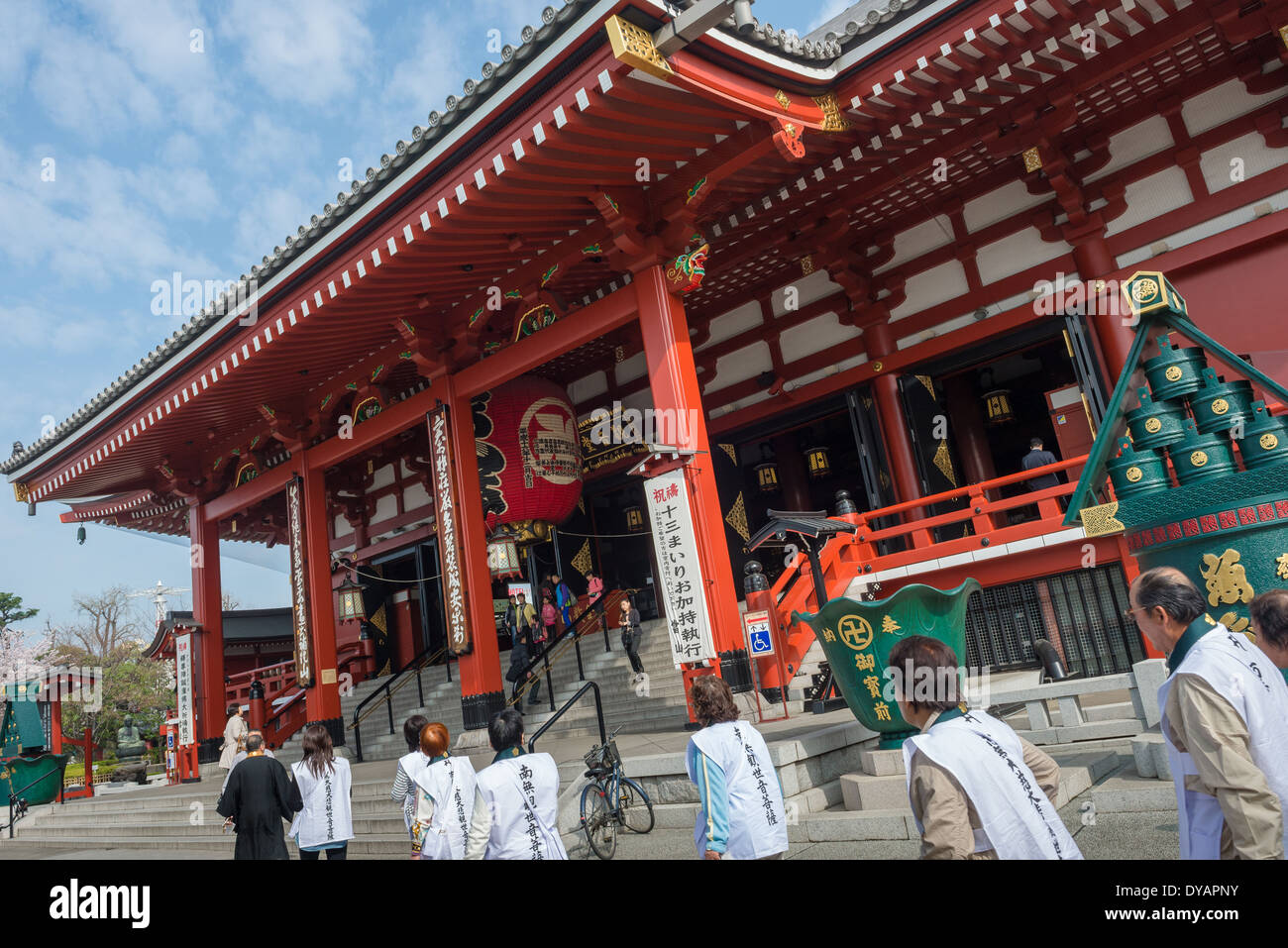 Ehrenhof im Senso-Ji Tempel in Asakusa Bezirk von Tokio. Stockfoto