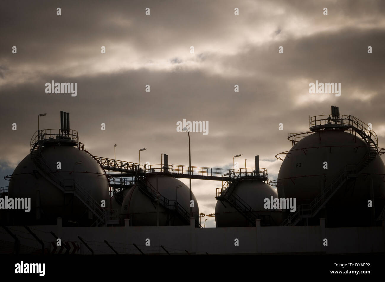 LPG Tank Panzer Atmosphären Petrolium Gas Anlage Einrichtungen Kugel sphärisch Runde Druckgase industrielle Speicherbranche Stockfoto