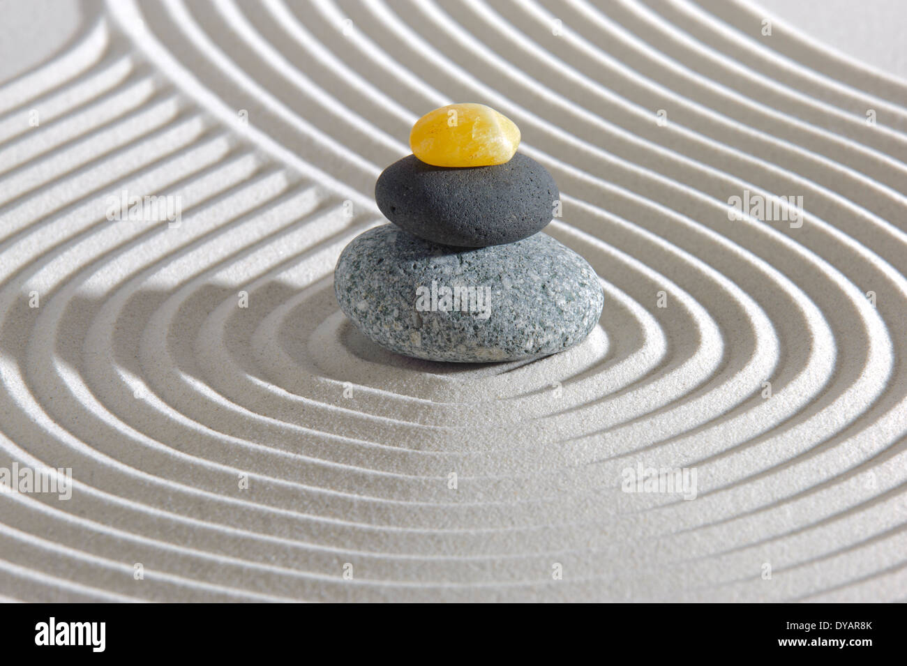 Japanische Zen Garten mit gestapelte Steine im Sand Stockfoto