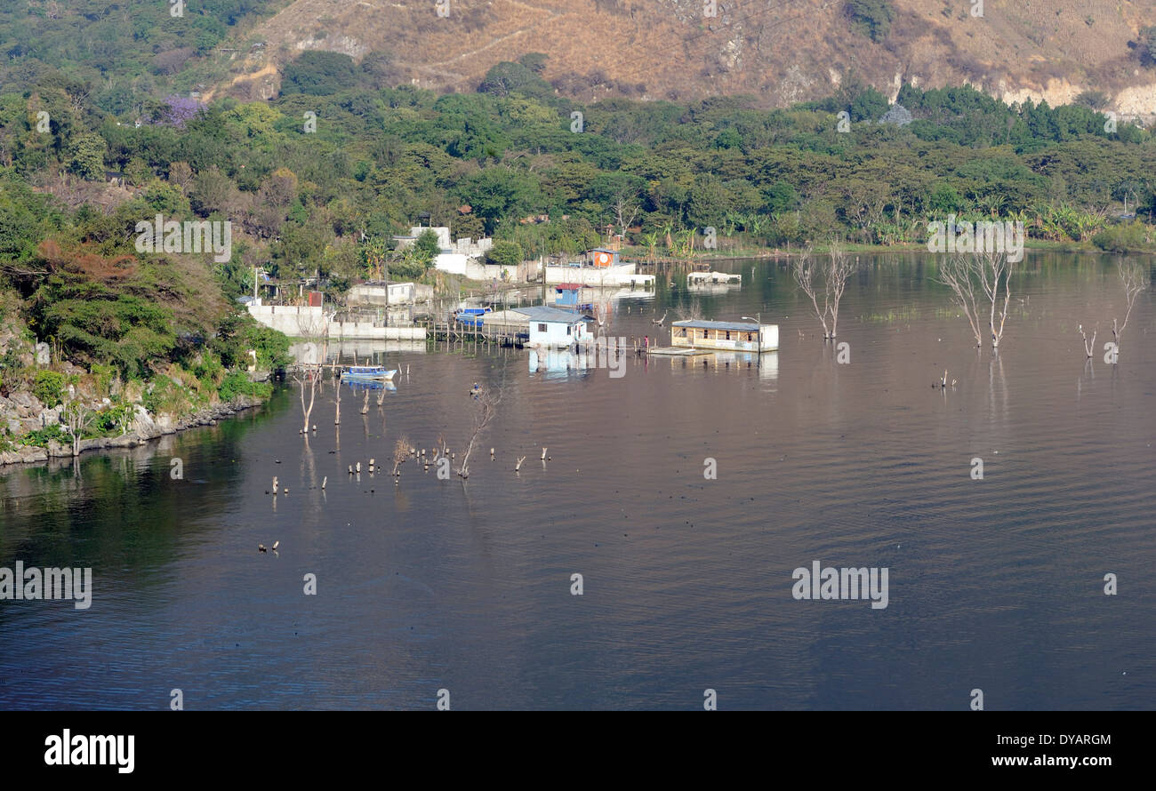 Häuser und Felder überflutet durch den steigenden Grad der Lago Atitlan. San Juan la Laguna. Stockfoto