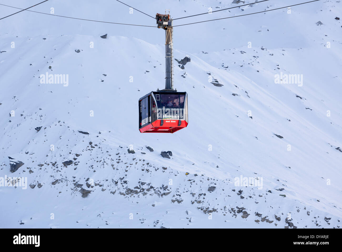 Die Aiguille Du Midi-Gondel befördert Passagiere an die Spitze des Berges Aiguille Du Midi über Chamonix Mont-Blanc, Frankreich. Stockfoto