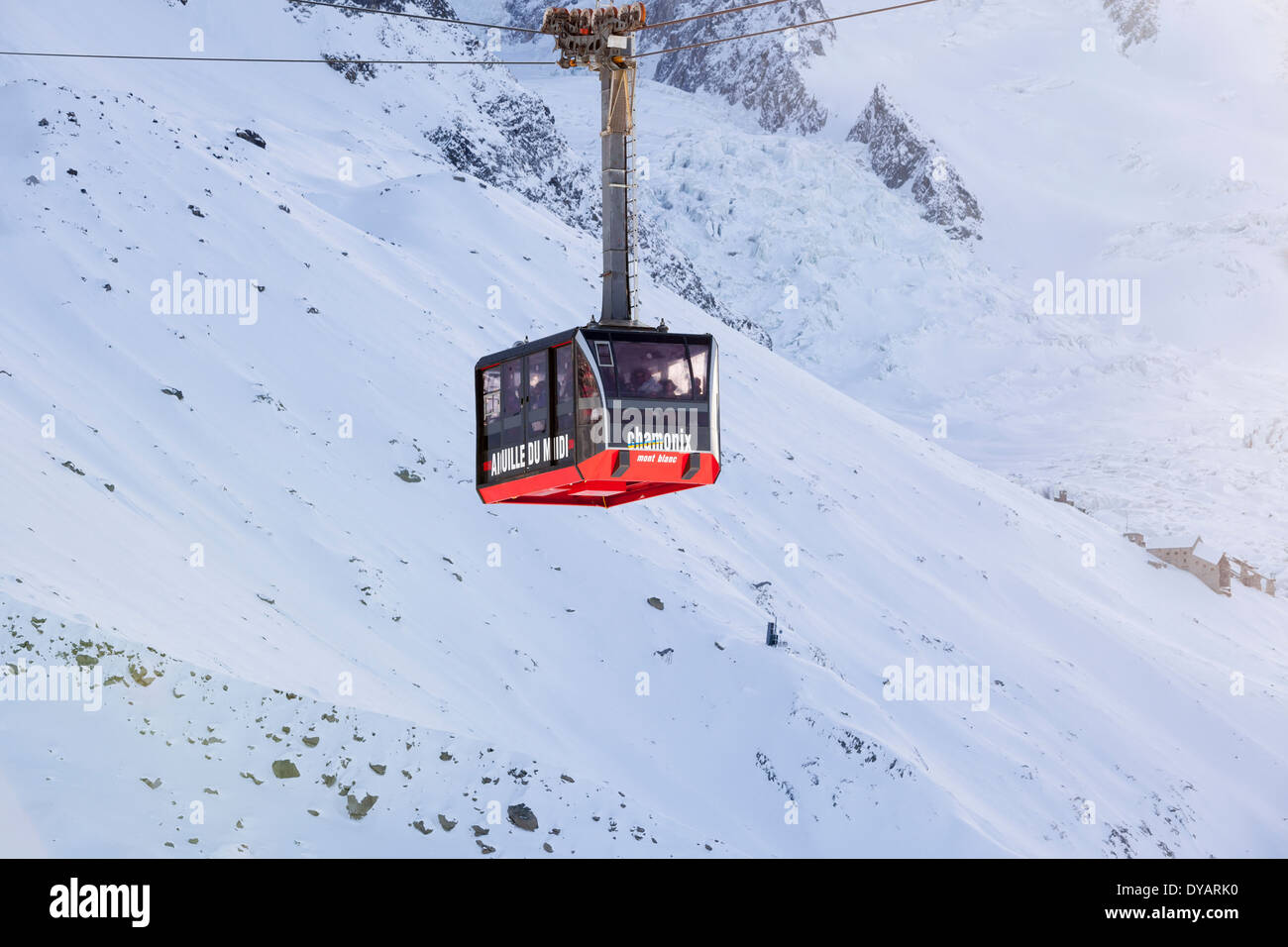 Die Aiguille Du Midi-Gondel befördert Passagiere an die Spitze des Berges Aiguille Du Midi über Chamonix Mont-Blanc, Frankreich. Stockfoto