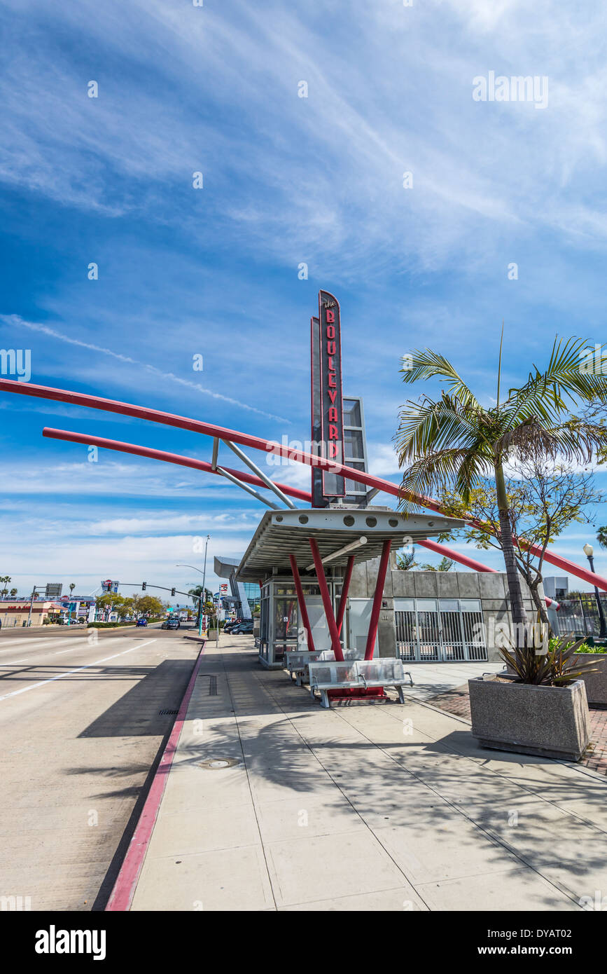 El Cajon Boulevard Transit Plaza Gateway (von Paul Hobson). San Diego, California, Vereinigte Staaten von Amerika. Stockfoto