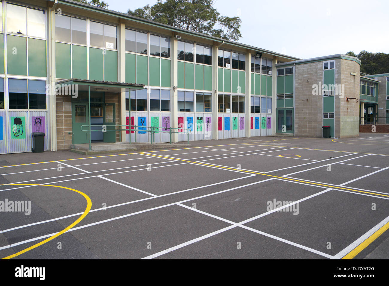 Sydney Grundschulgebäude und Spielplatz, New South Wales, Australien, Spielplatz im Freien mit Linienmarkierungen Stockfoto