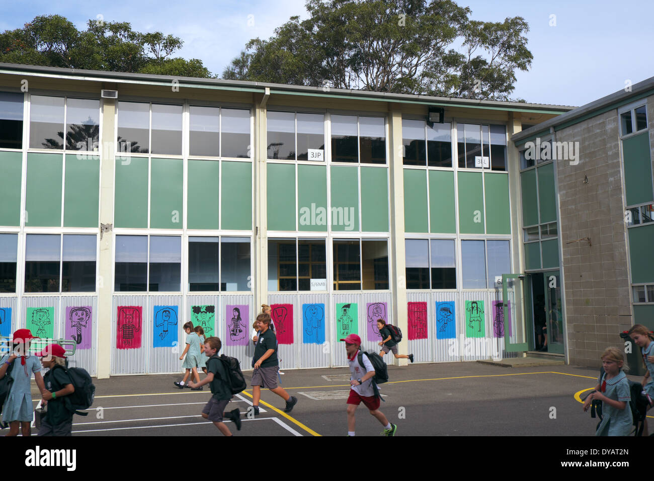Sydney Grundschulgebäude und Spielplatz, NSW, Australien mit Grundschulschülern auf dem Spielplatz Stockfoto