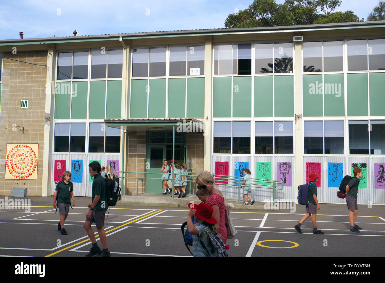 Sydney Grundschulspielplatz mit Schülern und Elternmutter, NSW, Australien Stockfoto
