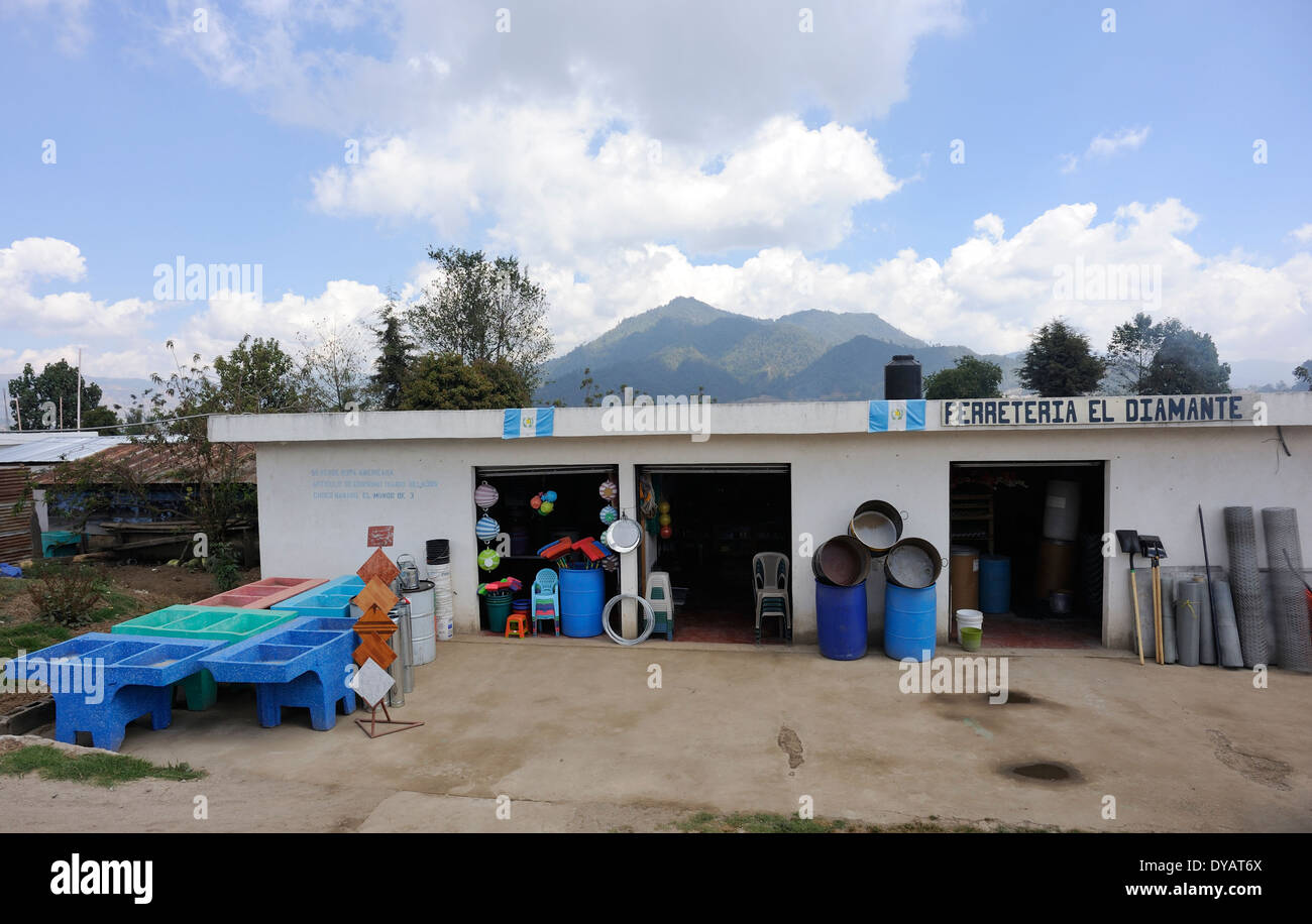 Ein Baumarkt, Ferreteria, Verkauf, Kunststoffwaren, Maschendraht und farbigem Beton Waschbecken waschen. Stockfoto