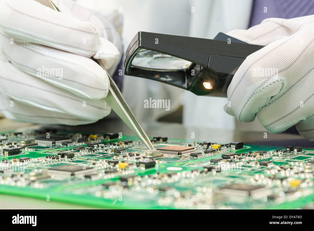 Qualitätskontrolle von elektronischen Bauelementen auf Leiterplatten im Labor Hightech-Fabrik Stockfoto