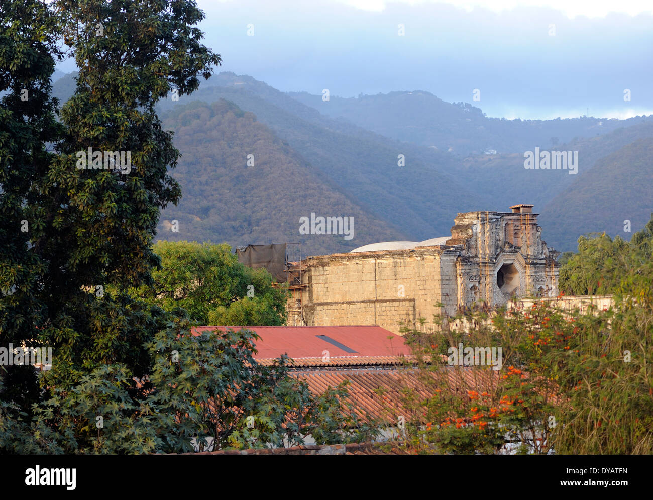 Die Ruinen des Convento Santa Clara mit einem achteckigen Fenster in der Südfassade. Antigua Guatemala, Republik Guatemala. Stockfoto
